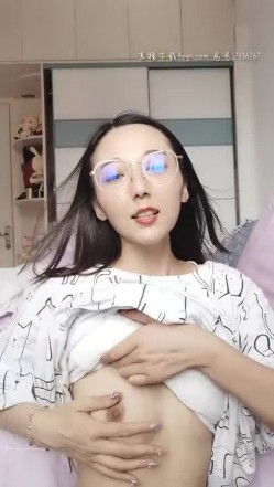 纯纯的妹妹露脸大秀直播,姨妈来了都不休息,自己玩奶子带着卫生巾玩跳弹自慰骚逼,精彩不要错过 655M 磁力链-魔性福利