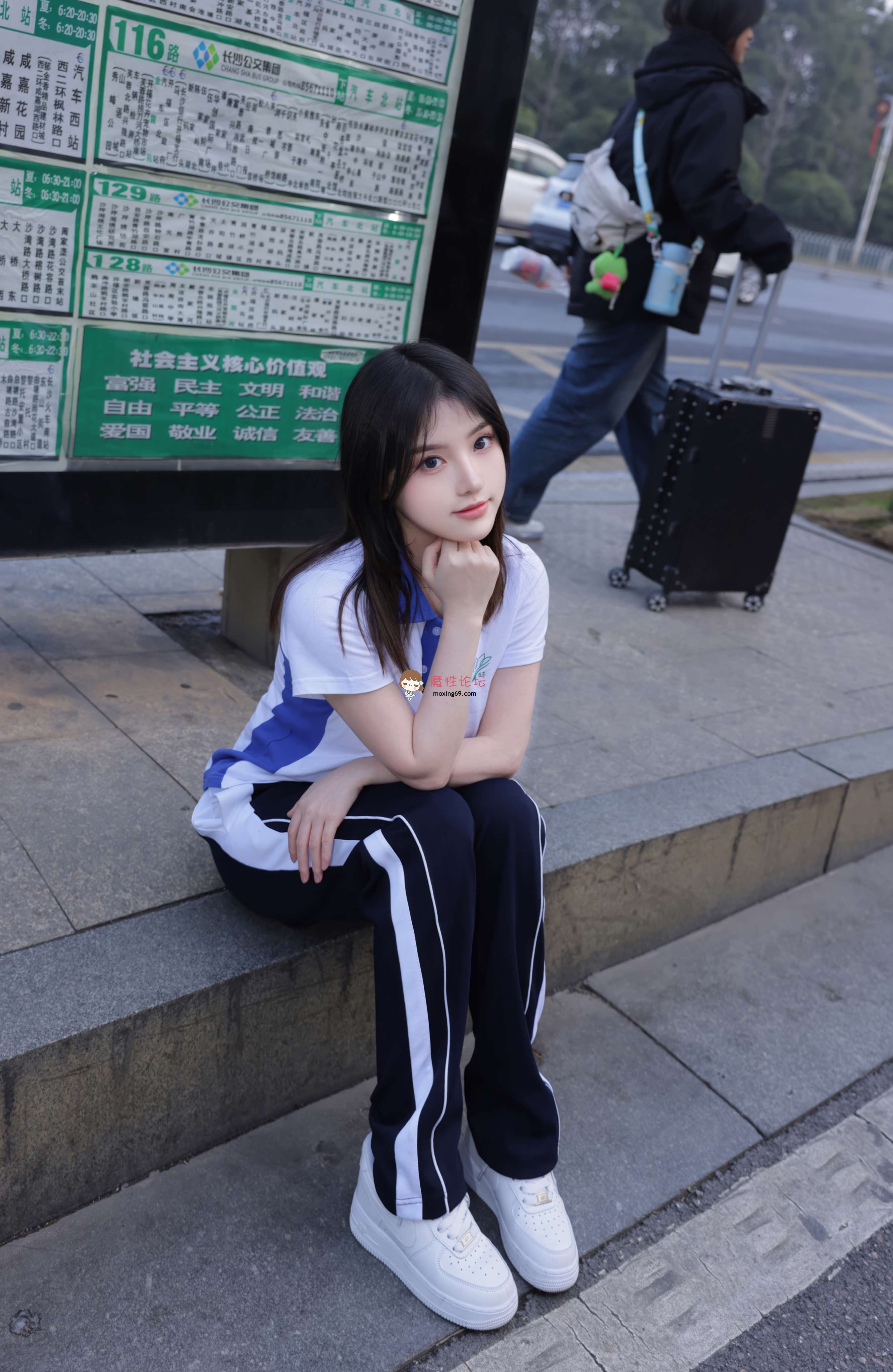 秀人网豆瓣酱内购无水印助力图 - 学生妹公交车露出 [85P+280M][百度盘]-魔性福利