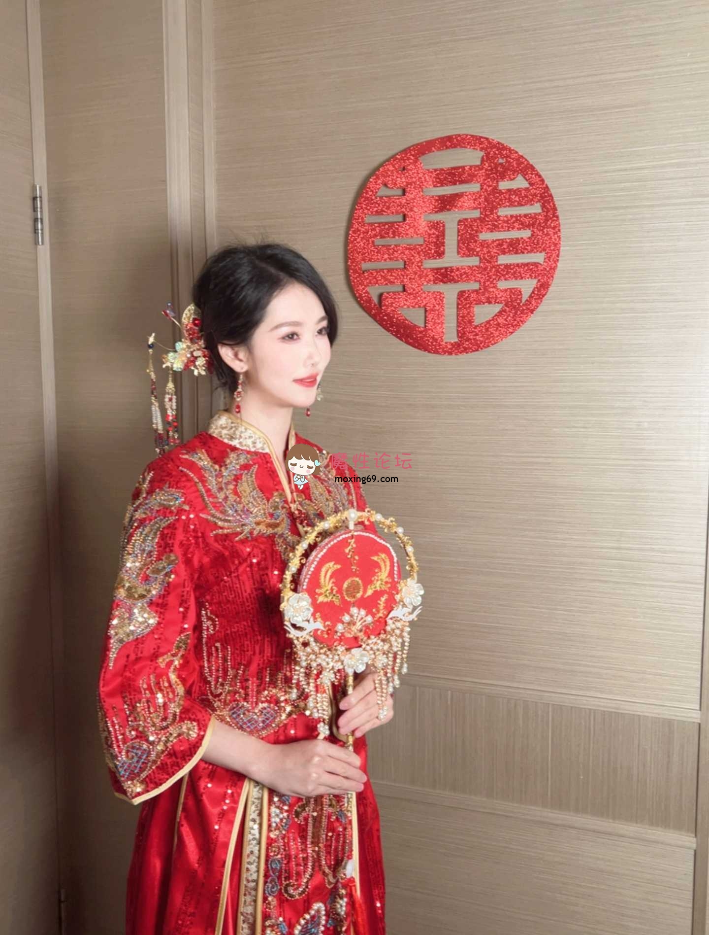 【秀人网 抖娘利世】，伴郎团轮新娘剧情，喜庆婚衣，婚房乱搞 [2V ] [BT]-魔性福利