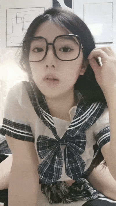 19极品尤物学生妹，黑框眼镜非常清纯，吸吮手指骚起来，肉感身材  [2V ] [BT]-魔性福利