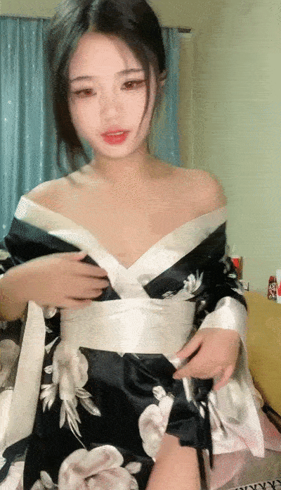 文靜眼鏡女,有種書卷氣,長相清純,性感吊帶睡衣,小茓幾乎無毛,白白嫩嫩的 [2V 1462MB] [BT]-魔性福利