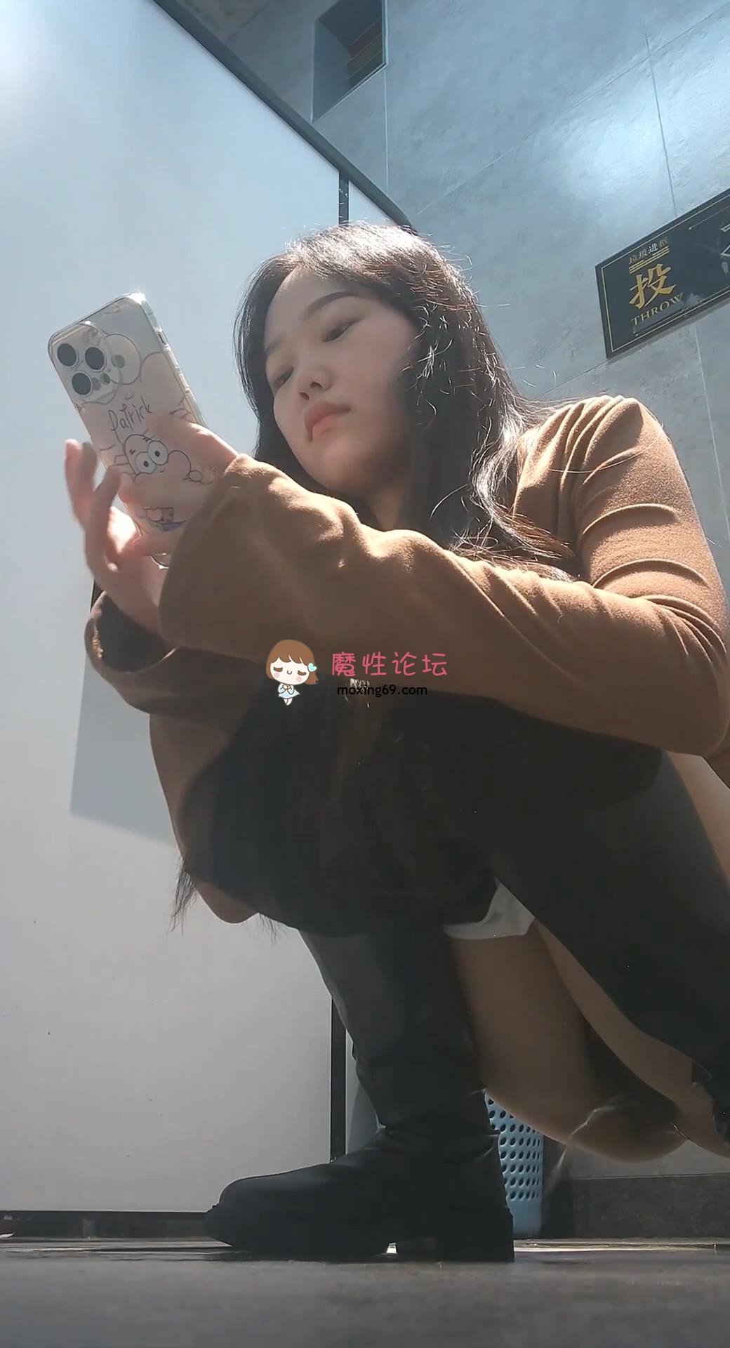 女厕全景高清偷拍少妇们嘻嘻尿尿【25v+2.7G】【百度盘】-魔性福利