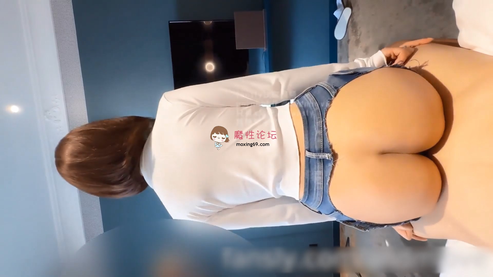 优雅气质尤物御姐女神 爆肏开档牛仔裤端庄人妻，翘起老高的屁股，说是这样后入小穴特别舒服！极度[1V1.9G][BT]-魔性福利