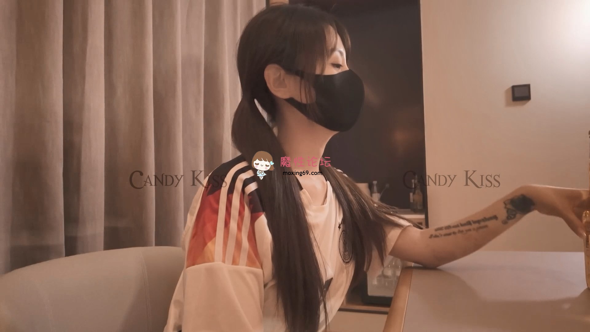极品骚婊反差嫩模『CandyKiss』 男友不在家和男闺蜜一起看世界杯，勾引男闺蜜看到床上，小穴穴被男闺[1V1.1G][BT]-魔性福利
